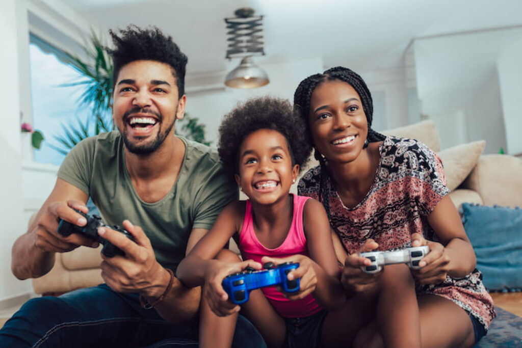 Família jogando videogame junto