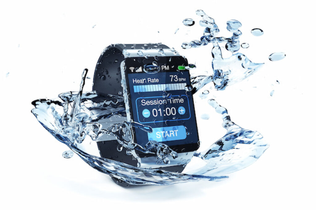 Smartwatch envolto por água