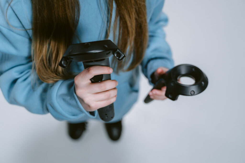 Garota segurando os controles do VR