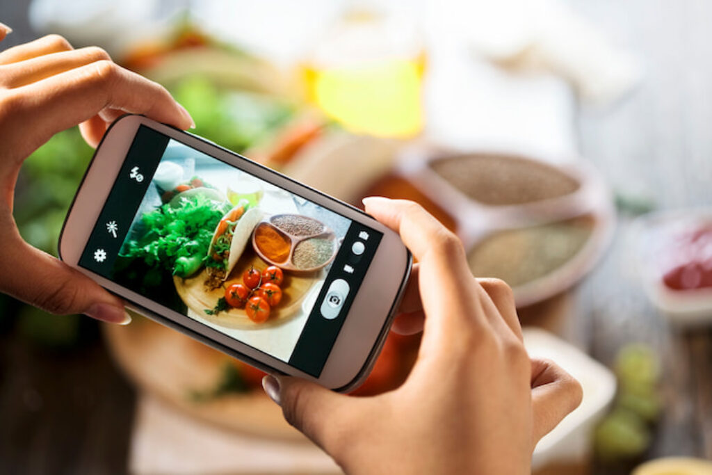 Tirando fotos de comidas com o celular