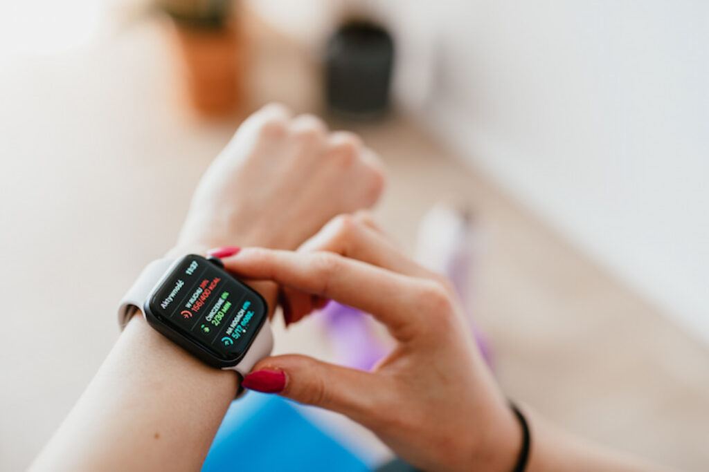 Mulher vendo a quantidade de calorias no Smartwatch