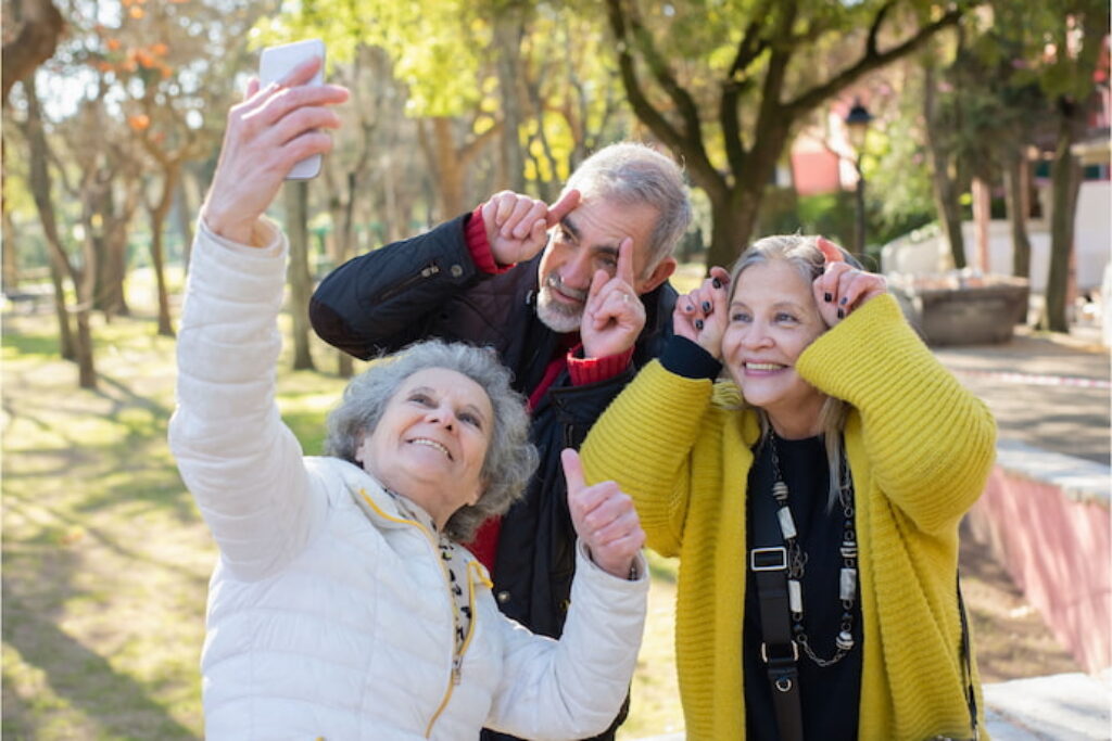 Amigos idosos tirando uma selfie juntos