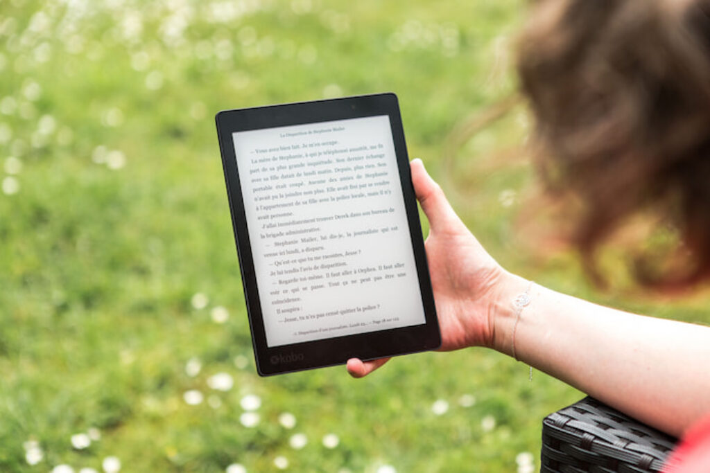 Pessoa lendo um livro no leitor digital