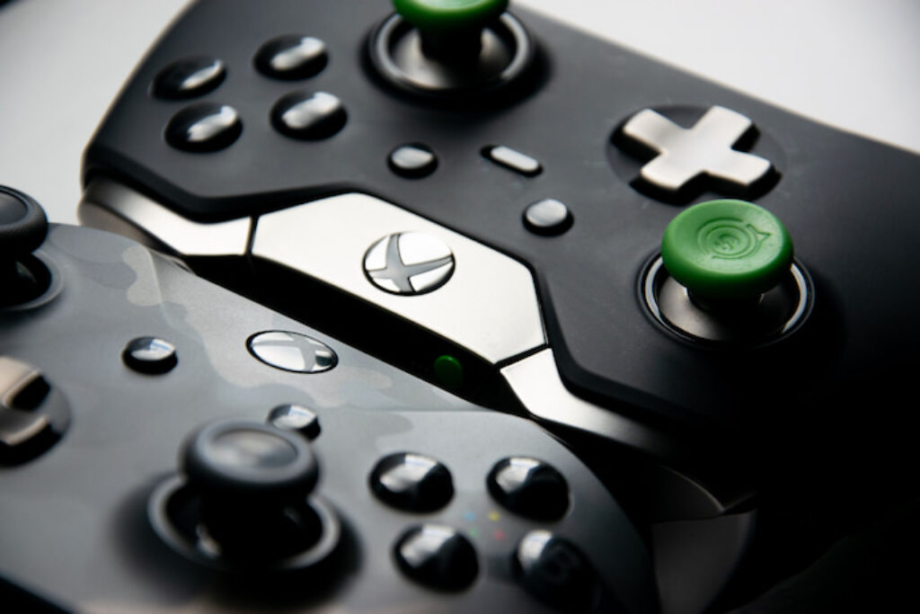 Dois controles de Xbox