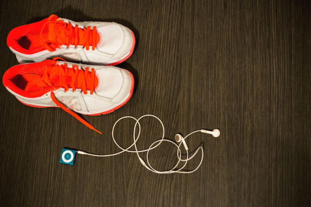 MP3 e fone de ouvido do lado de um tênis