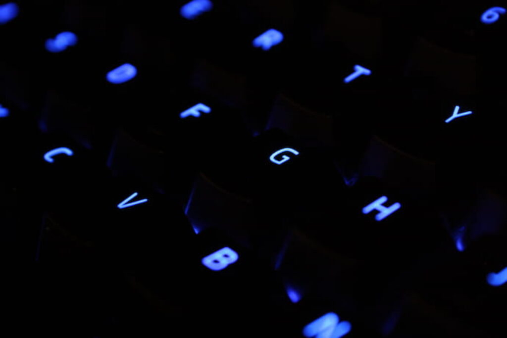Teclas azuis de um teclado mecânico