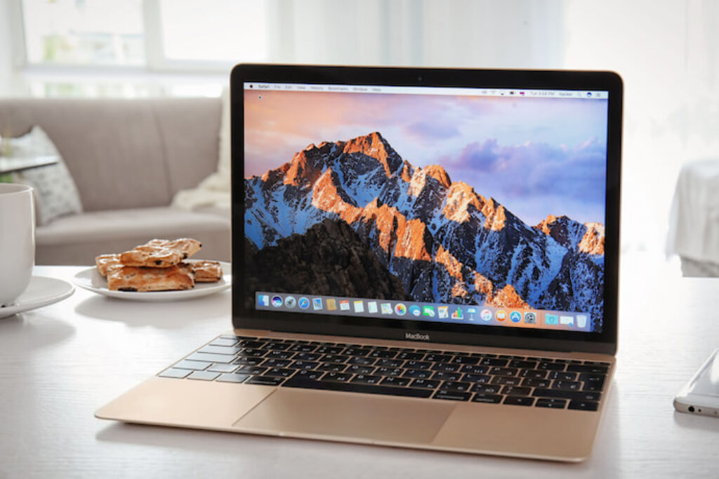 Notebook MacBook na mesa