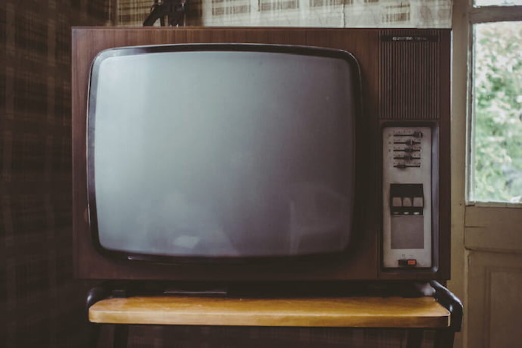 Televisão velha desligada