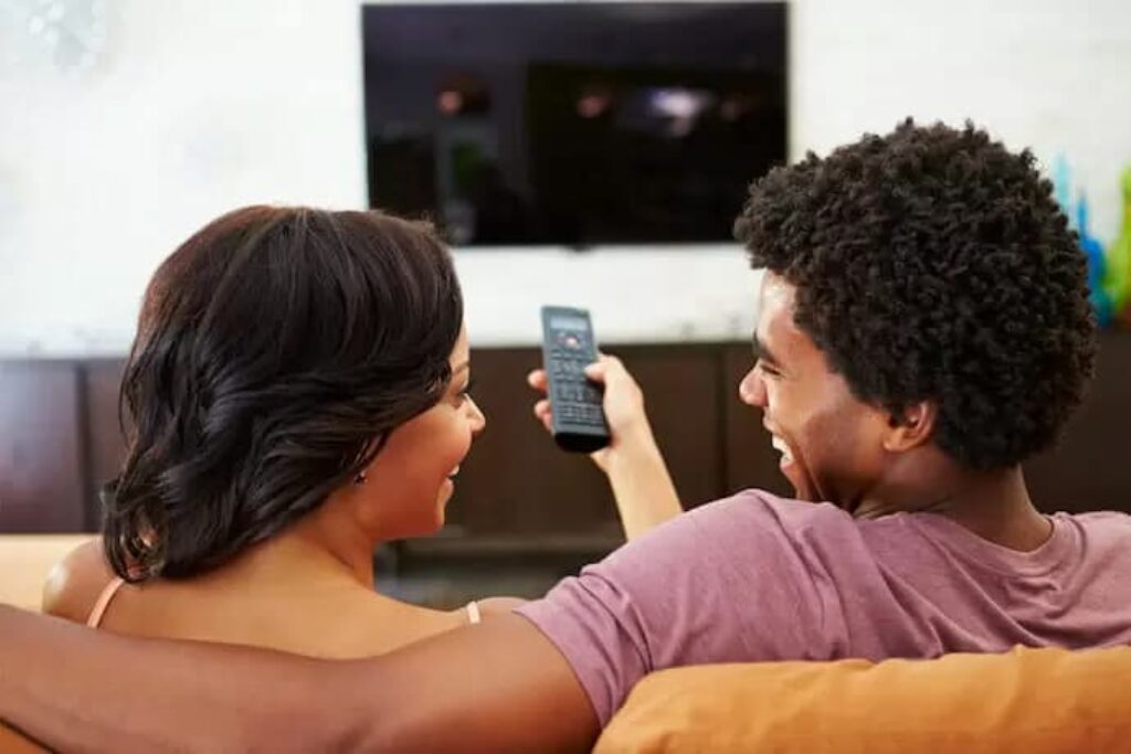 Homem e mulher vendo TV