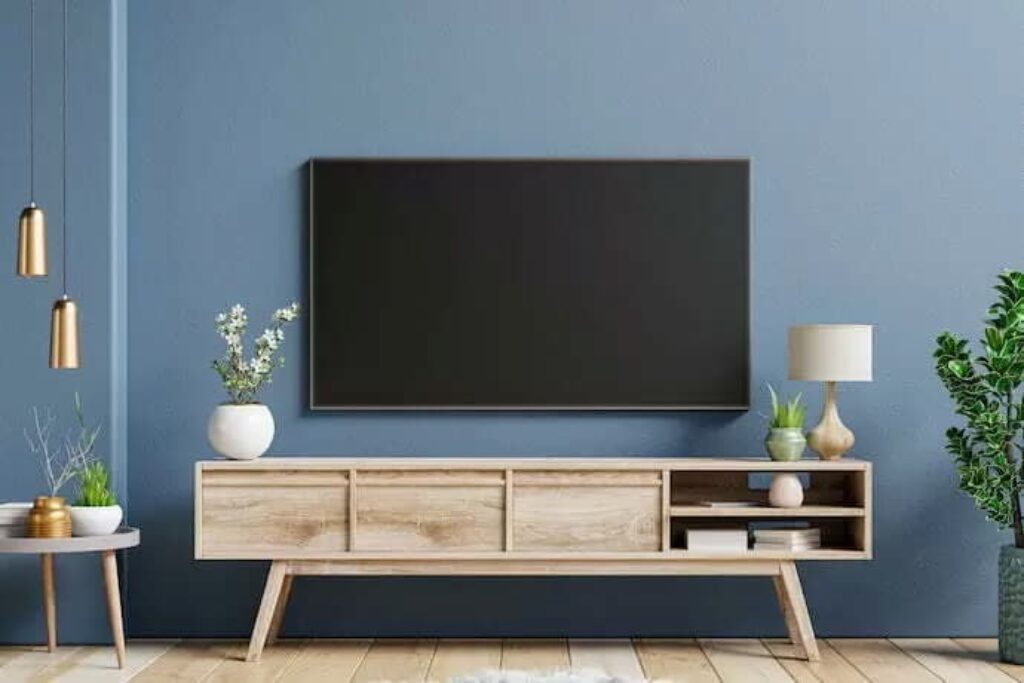 TV com tela grande na parede de uma sala