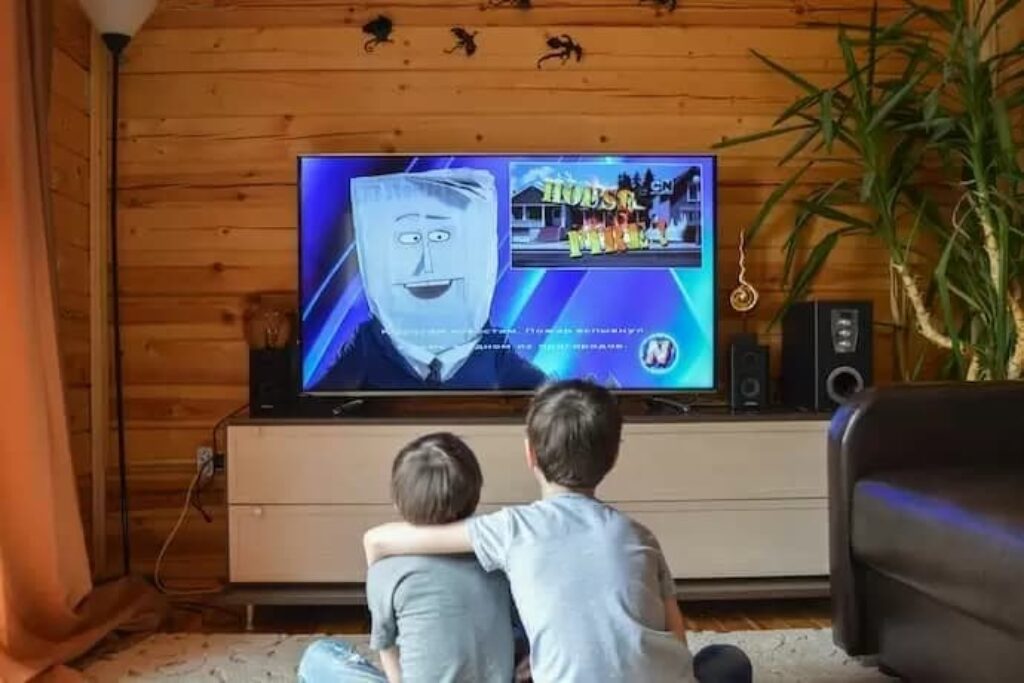 Crianças assistindo TV 