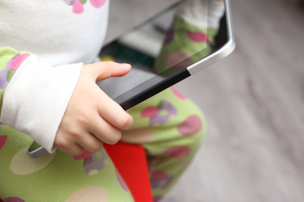 Criança jogando no tablet