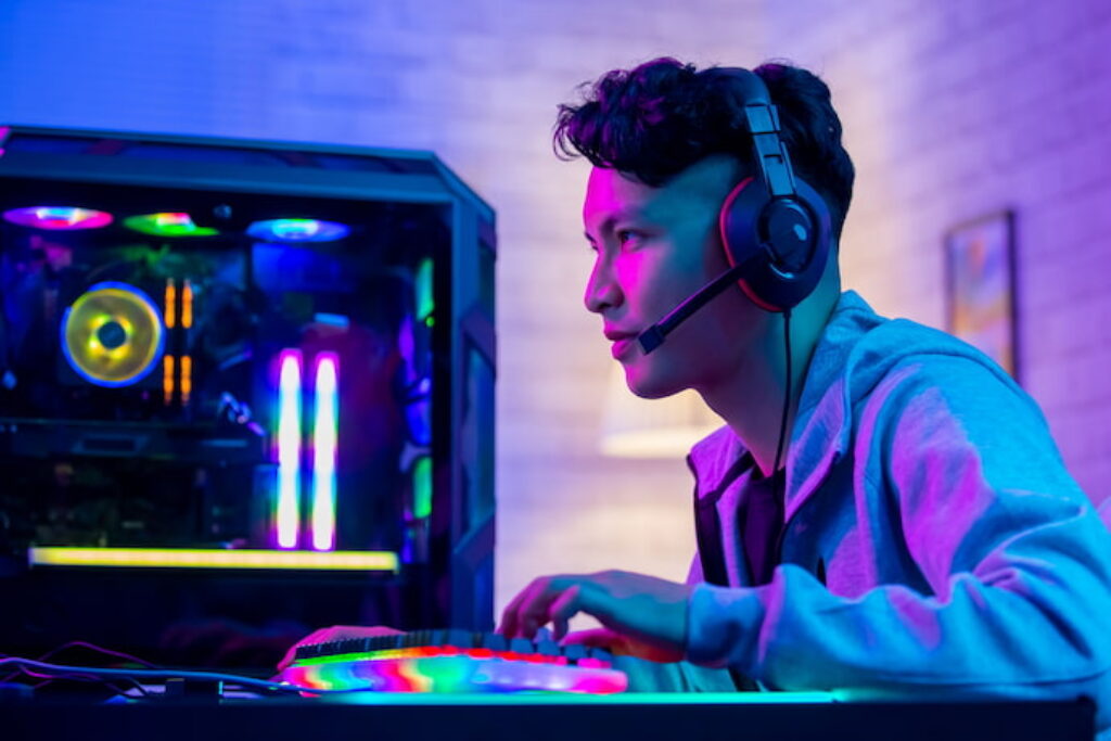 Homem jogando no PC