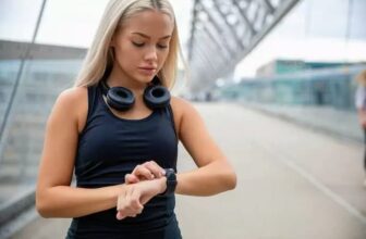 mulher usando smartwatch para exercícios
