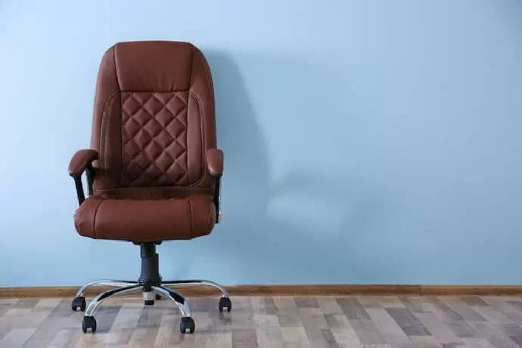 cadeira de escritório em um fundo azul
