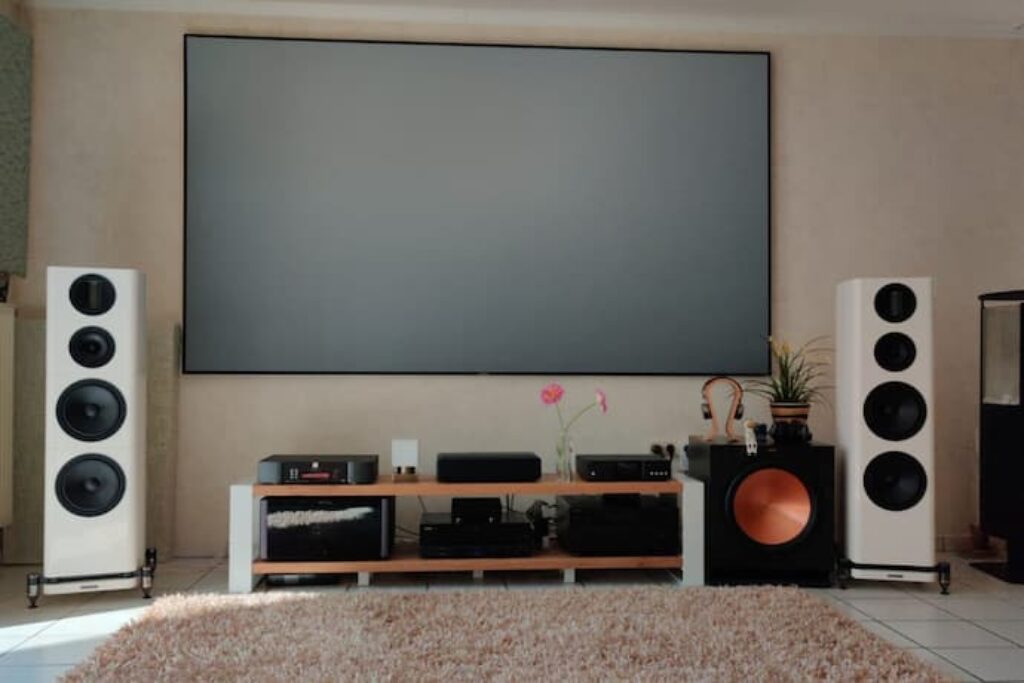 TV com sistema de som em uma sala