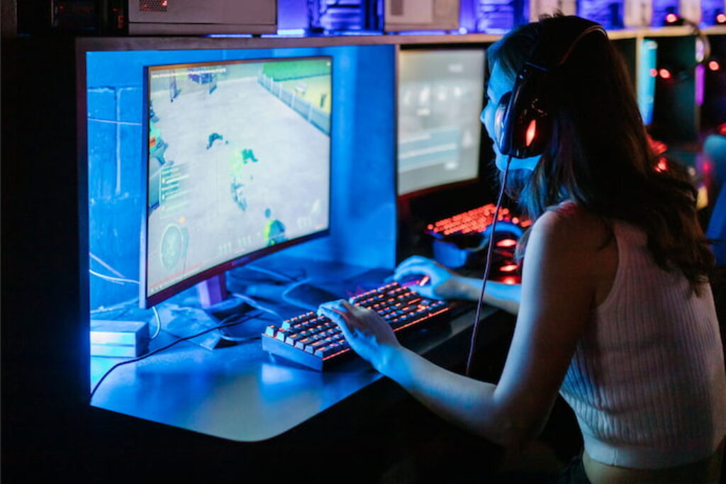 Mulher jogando Fortnite