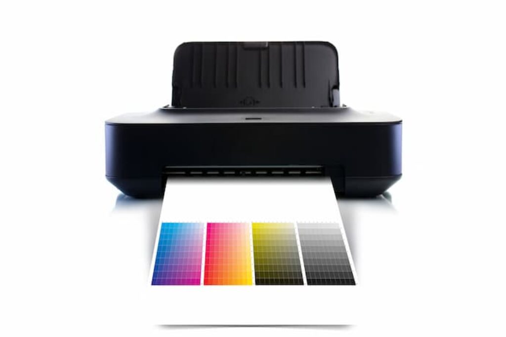 impressora colorida em um fundo branco