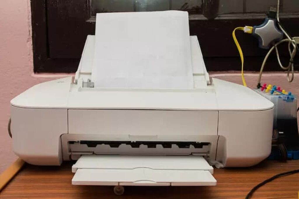 Impressora sobre uma mesa