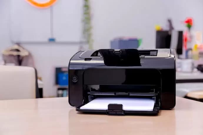 impressora jato de tinta sobre uma mesa