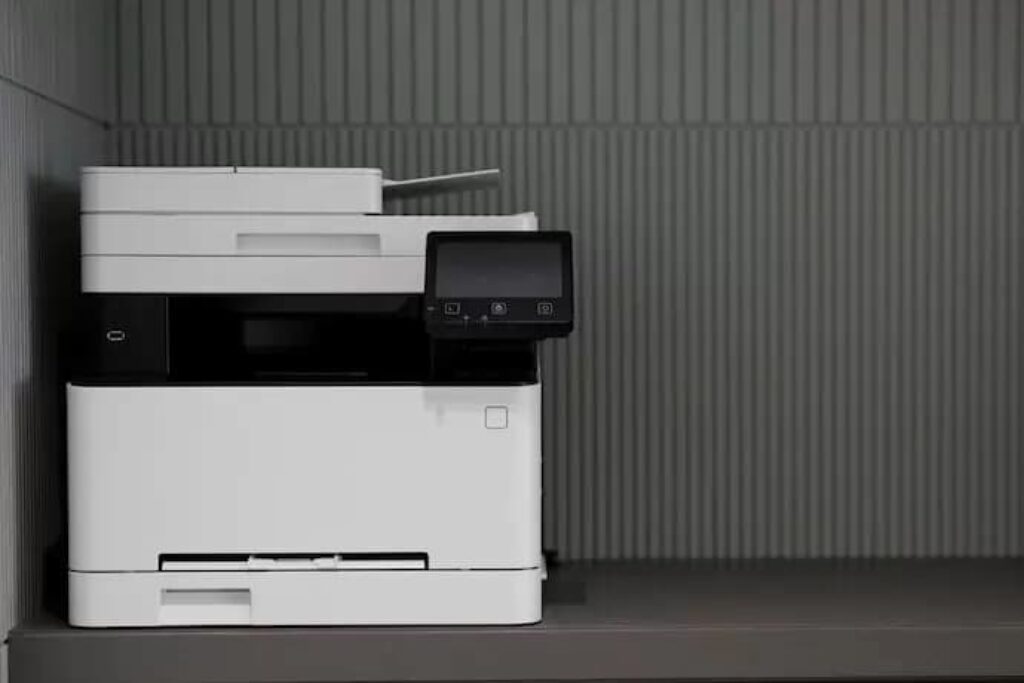 Impressora multifuncional em uma sala