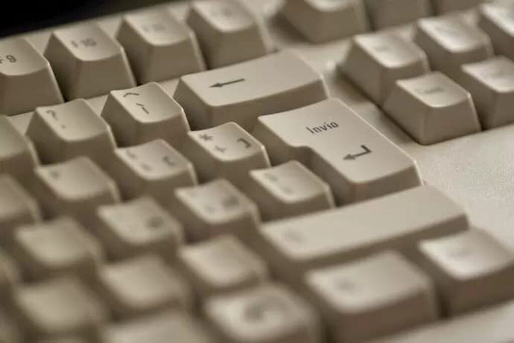 teclado branco sobre uma mesa