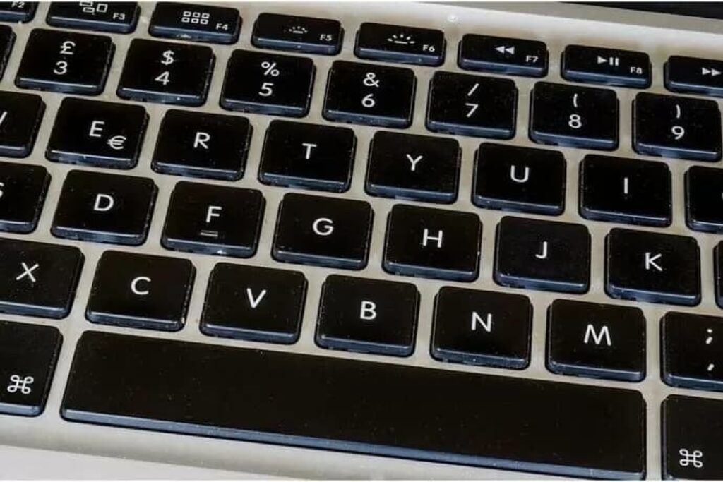 teclado ABNT2 sobre uma mesa