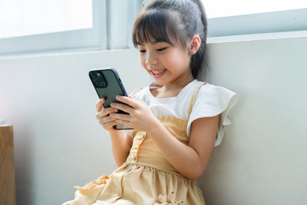Criança usando o celular