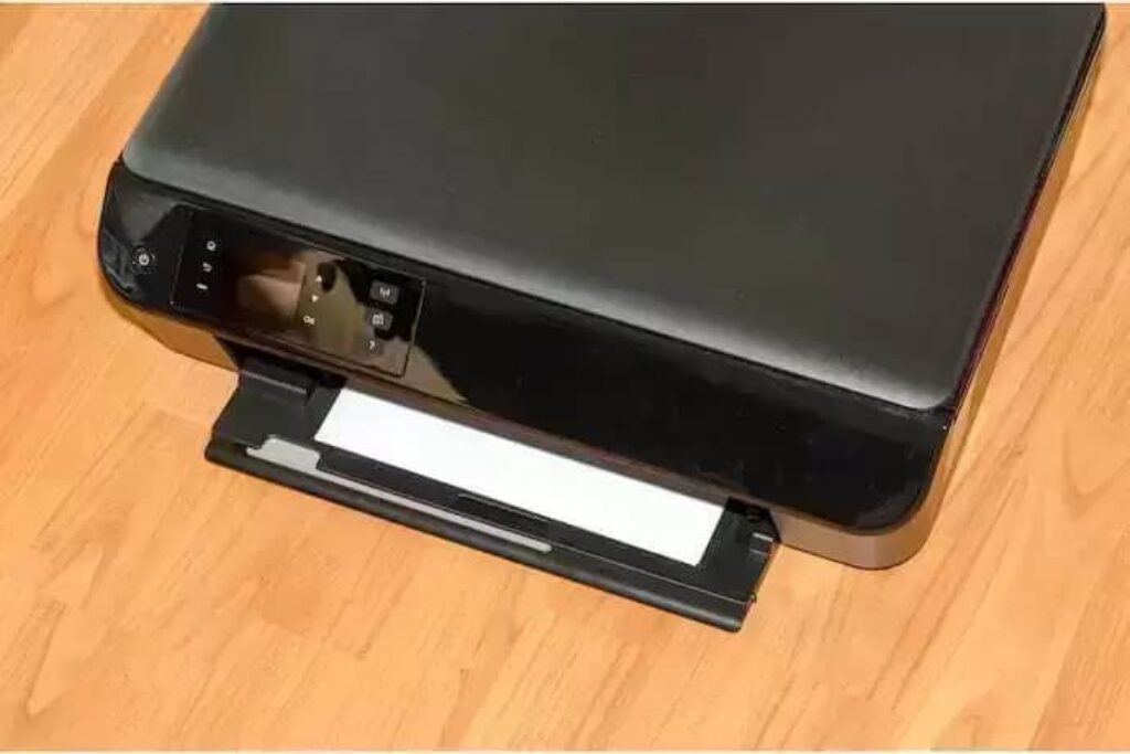 impressora portátil preta em uma mesa