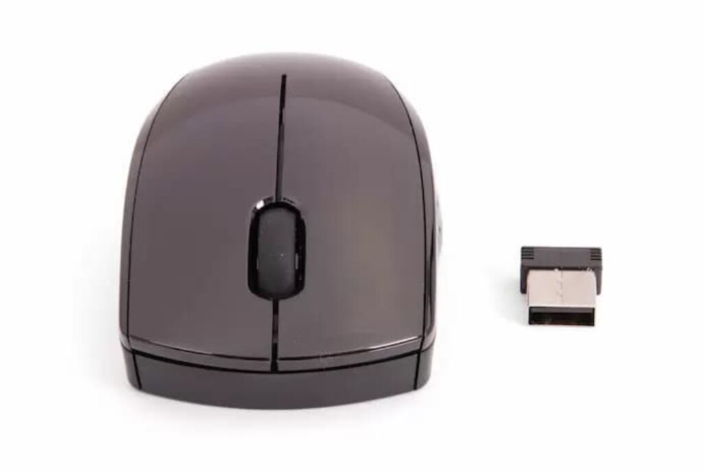 mouse sem fio e conector USB em fundo branco