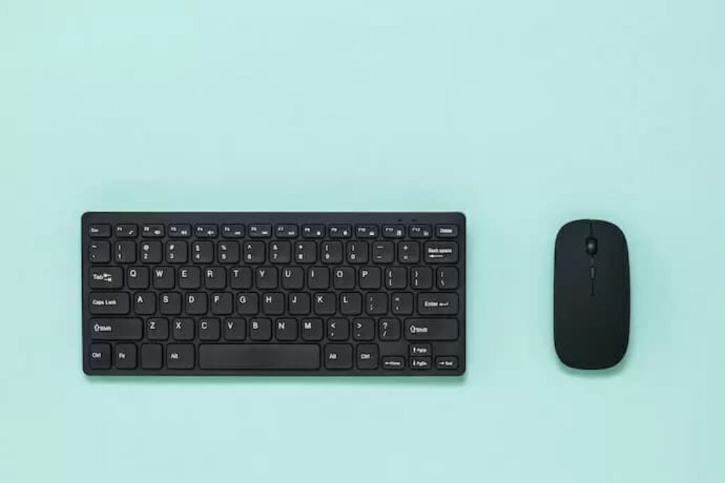 teclado e mouse sem fio em fundo azul