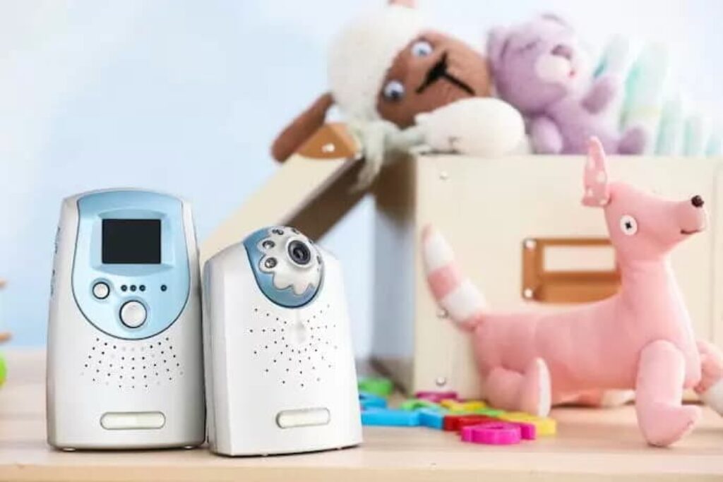 babá eletrônica e câmera em um quarto de criança