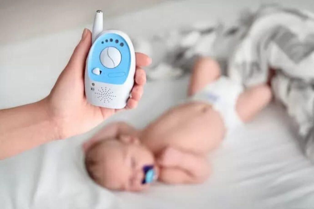 babá eletrônica monitorando bebê em um quarto