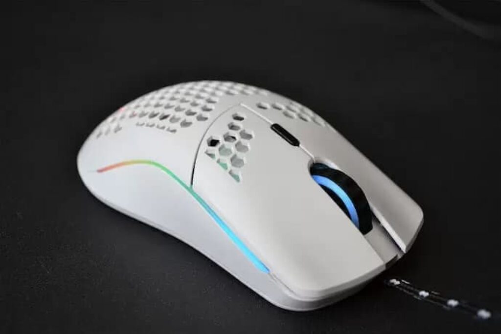 Mouse branco sem fio com botões adicionais