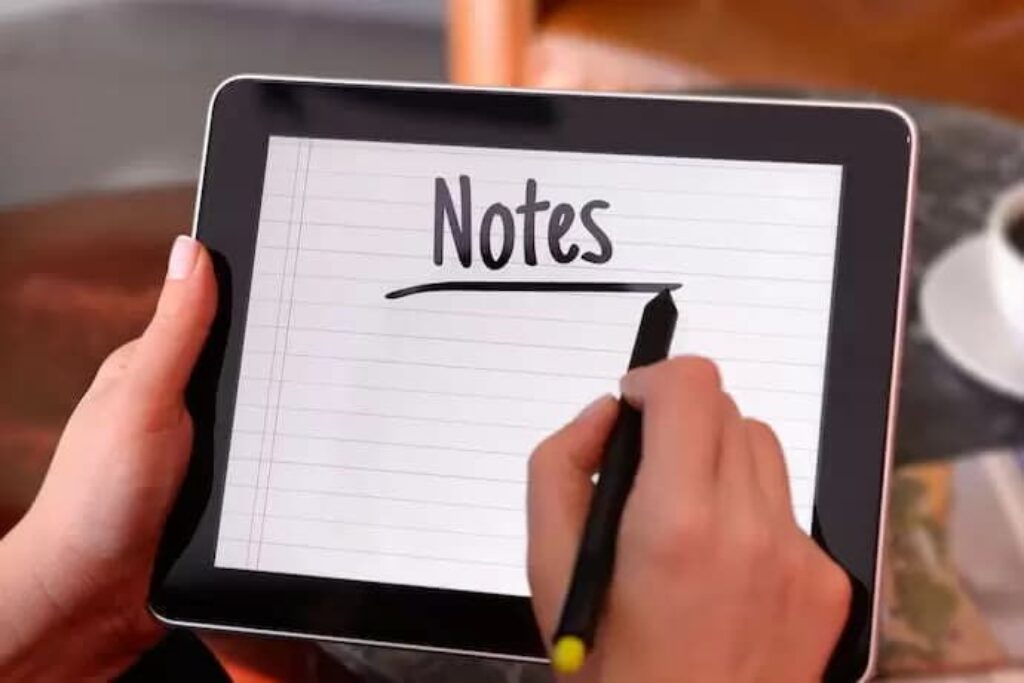 homem toamando notas com uma caneta para tablet