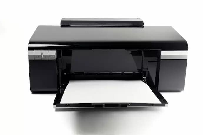 impressora preta em um fundo branco