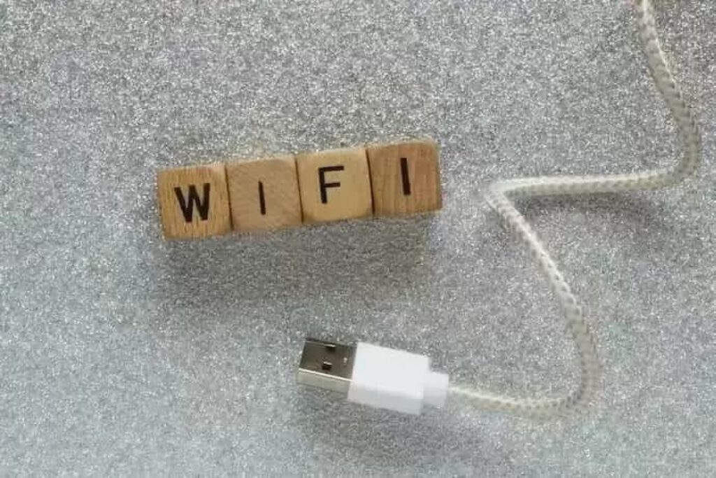 Ícone de wi-fi  ou USB para o mouse gamer