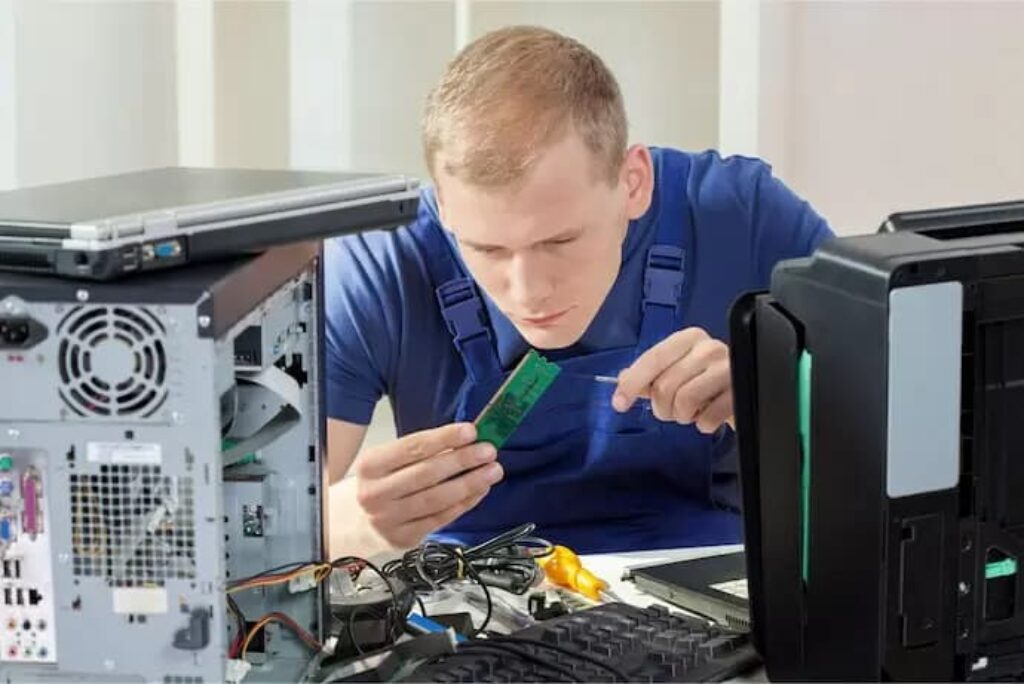 Homem fazendo a manutenção da memória RAM do notebook