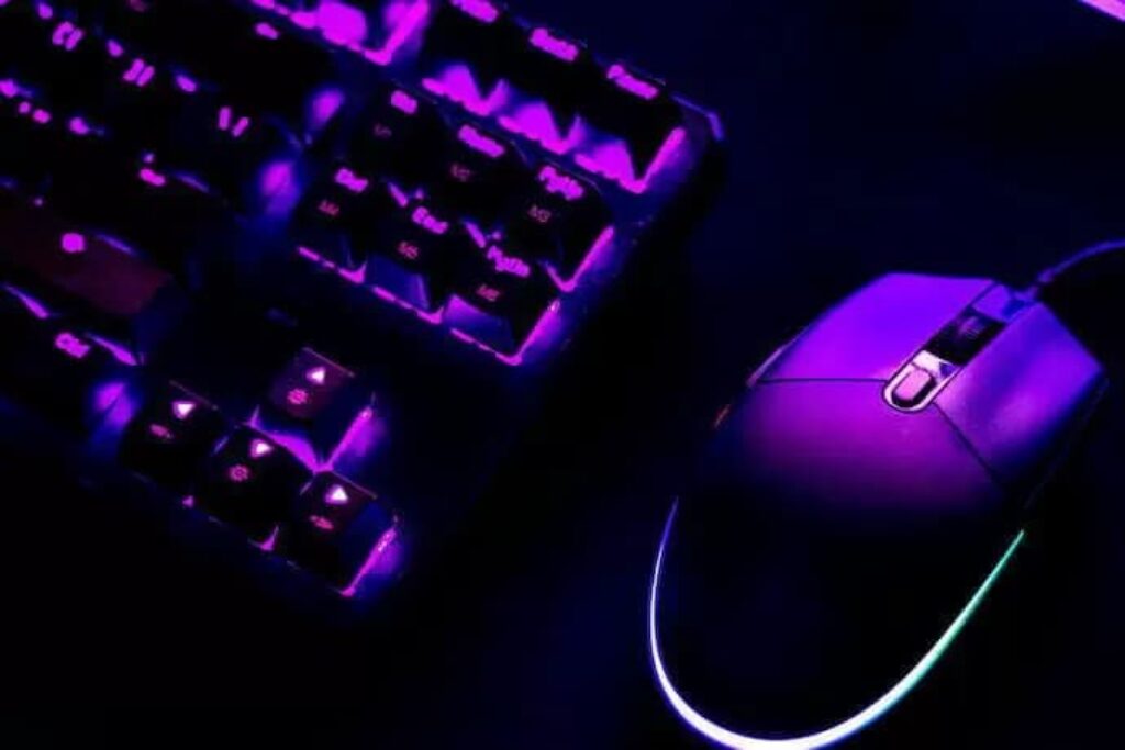 mouse para jogos ao lado de teclado gamer