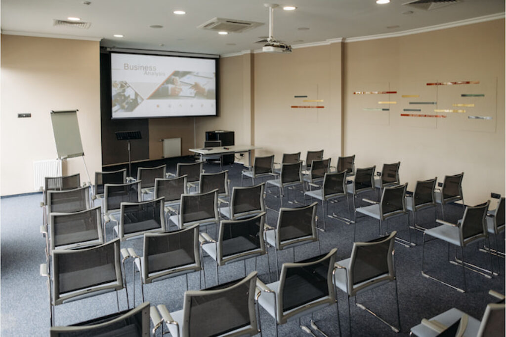 Sala de reuniões com um projetor