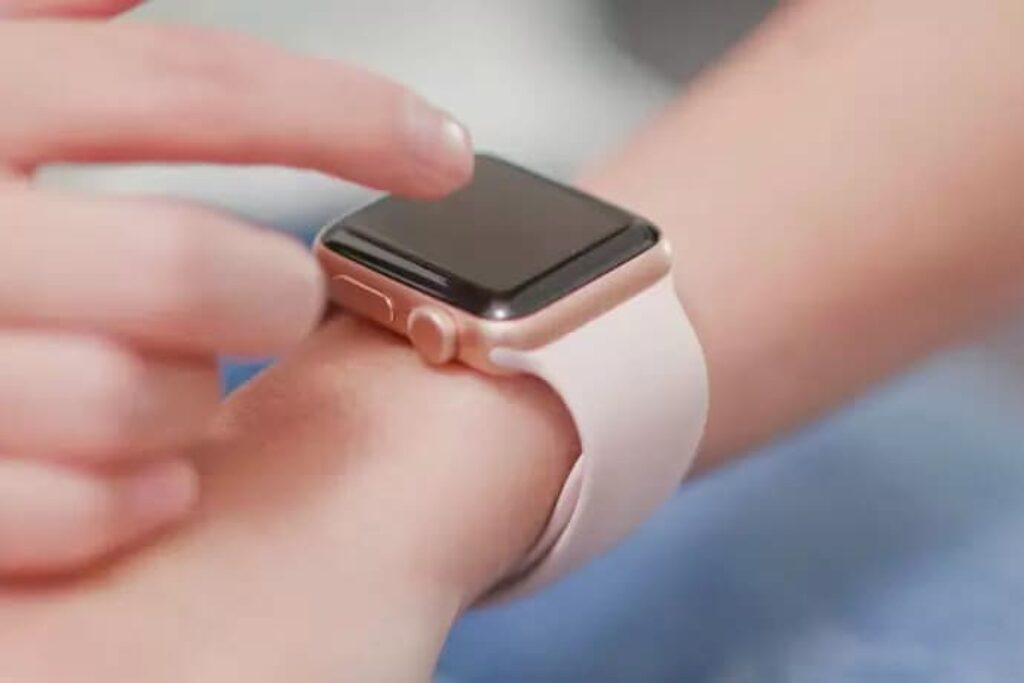 Smartwatch com pulseira rosa customizável