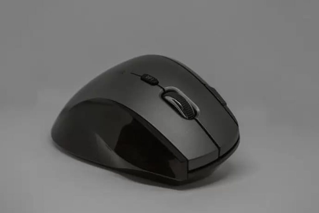 mouse com design ajustado preto em um fundo cinza
