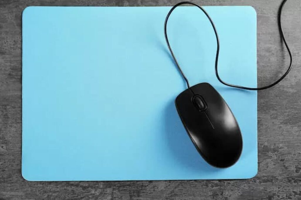 mousepad simples azul com mouse preto com fio