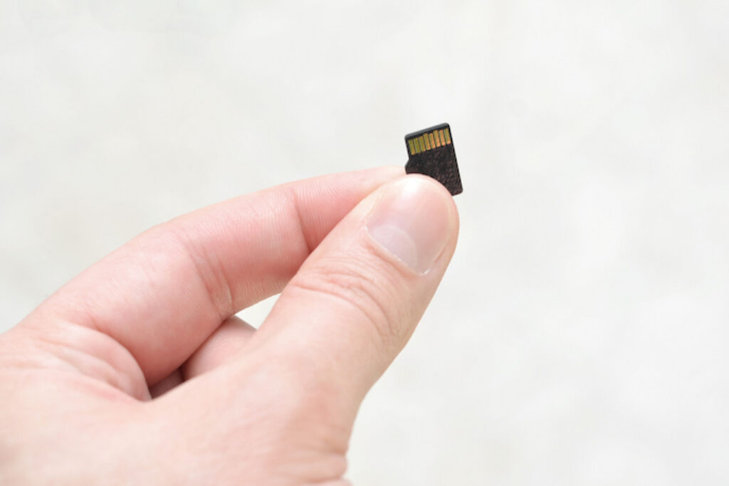 Pessoa segurando cartão microSD