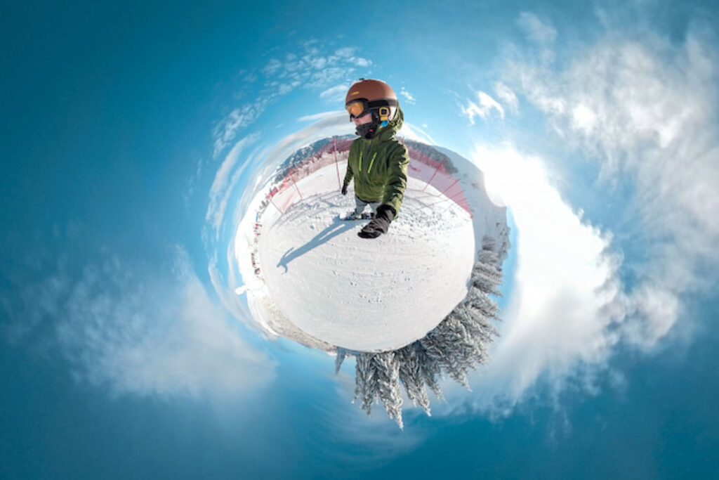 Pessoa usando câmera 360 graus na neve