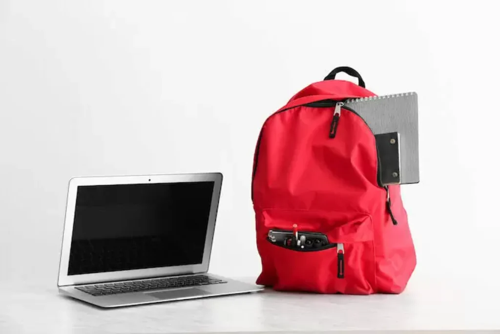 mochila vermelha com notebook