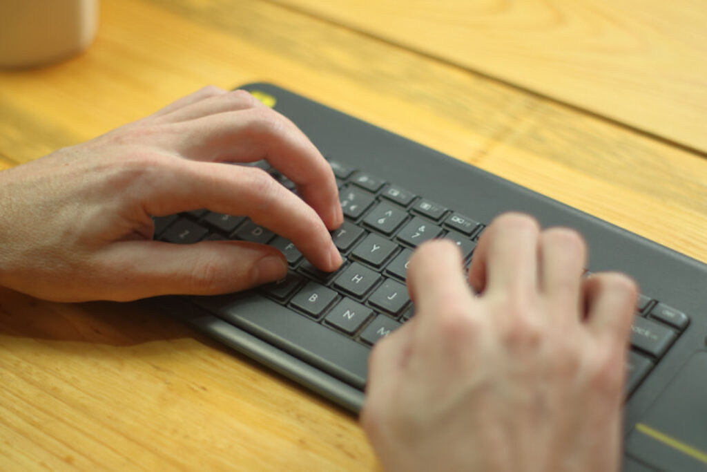 Pessoa digitando no teclado
