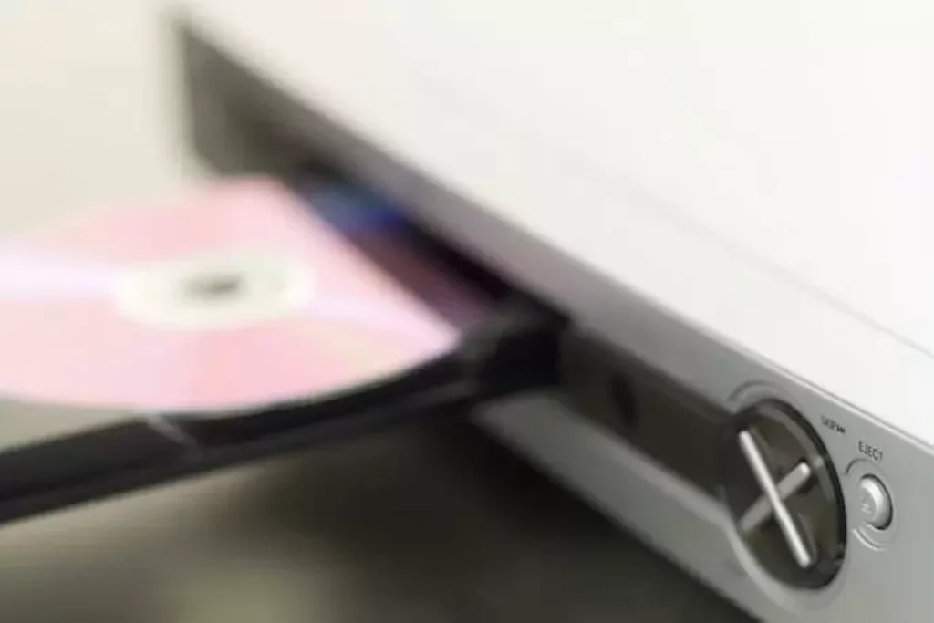 CD sendo inserido em gravador externo