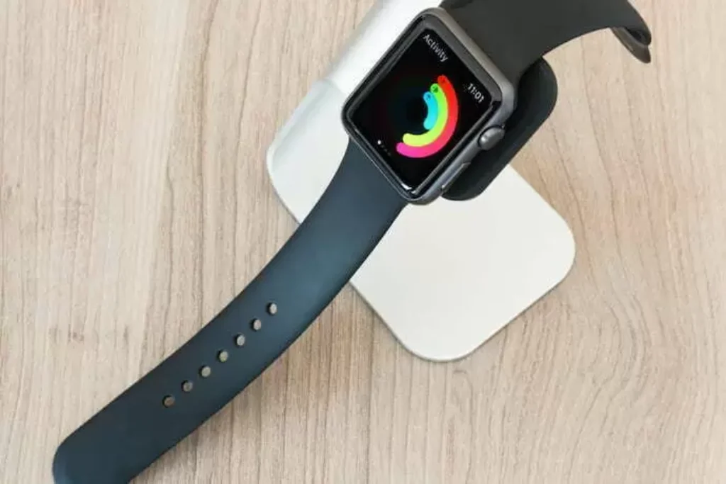 relógio Apple com pulseira preta