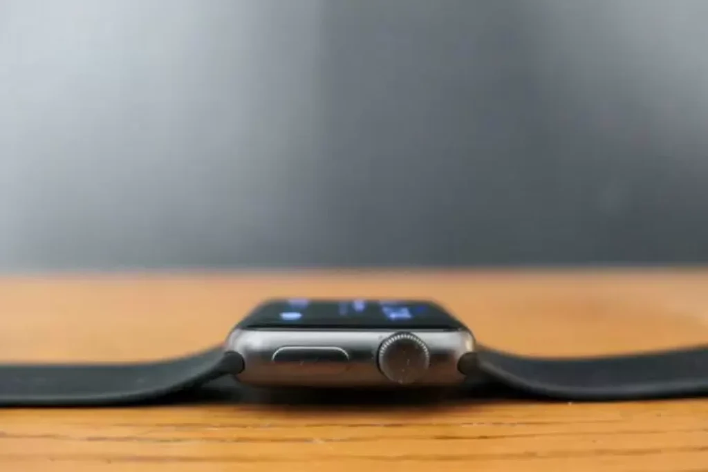 relógio preto com pulseira da Apple